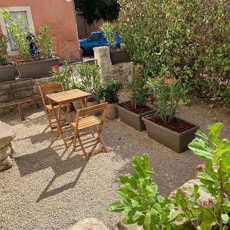 Les Lauriers LʼIsle-sur-la-Sorgue Exterior foto