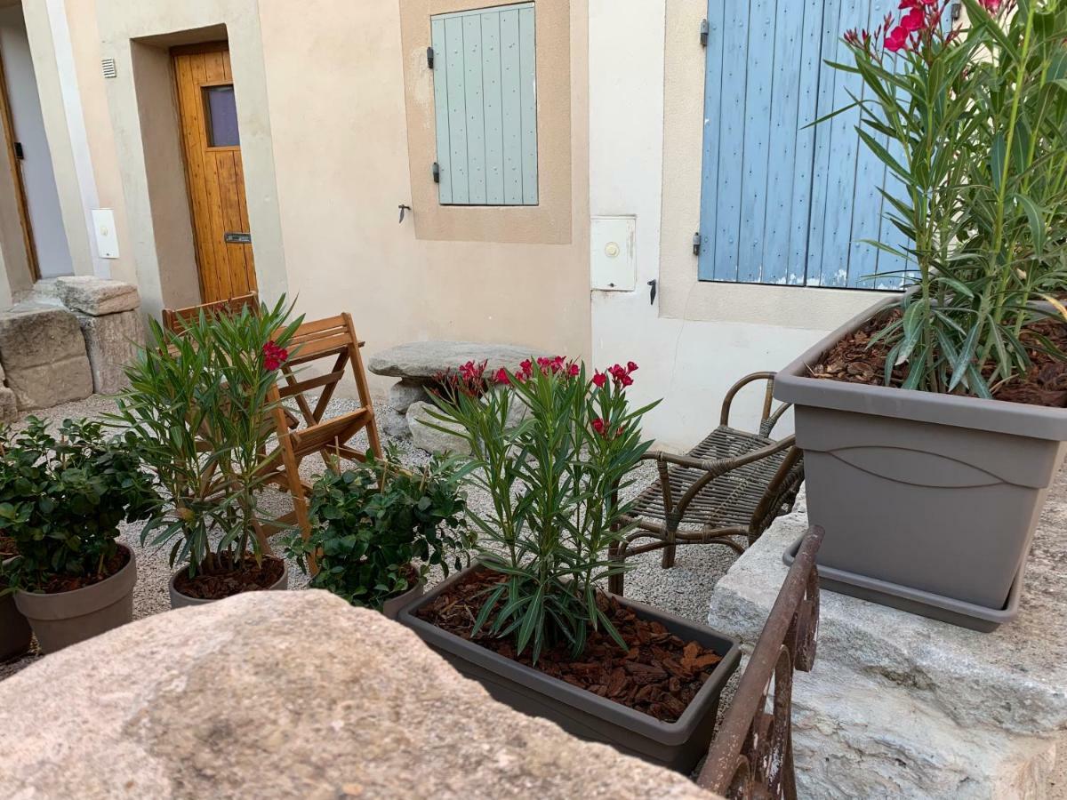 Les Lauriers LʼIsle-sur-la-Sorgue Exterior foto